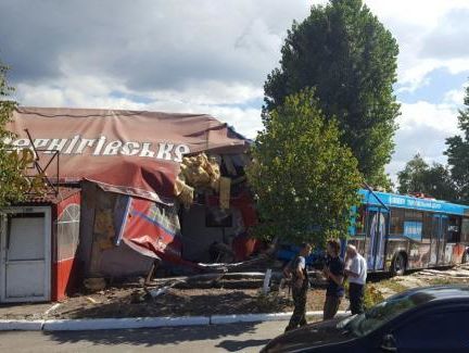 В Киеве автобус съехал с дороги и протаранил кафе, есть пострадавшие