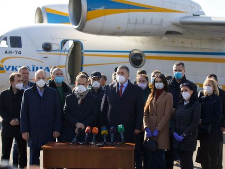 В Неаполе украинских медиков встретили песнями Русланы