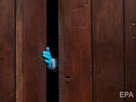 В Казахстане мужчина сломал позвоночник, выпрыгнув из окна закрытого на карантин дома