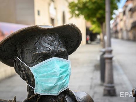 Памятник Дон Кихоту в медицинской маске в Мадриде