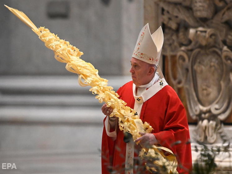 Из-за коронавируса папа римский провел мессу в Вербное воскресенье в пустом соборе. Видео