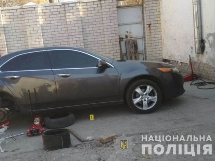 На СТО в Днепре под автомобилем нашли самодельную взрывчатку