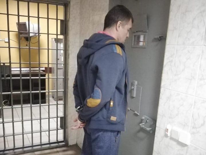 Суд отправил под домашний арест мужчину, который напал на журналистов ZIK в Гидропарке