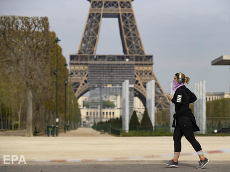 В Париже запретили заниматься спортом на улице в дневное время. Накануне во Франции было рекордное число жертв коронавируса