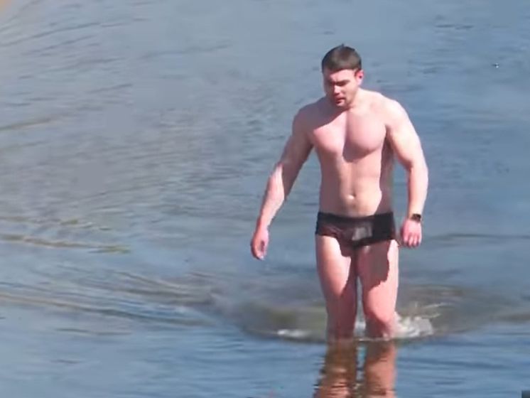 Чоловік, який переплив Дніпро, щоб потрапити на спортмайданчик, розповів, навіщо зробив це