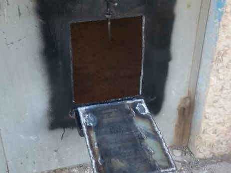 В казахстанском Актау власти заперли снаружи дверь в подъезд многоэтажки, чтобы жильцы не нарушали правила карантина