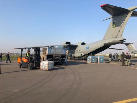 ﻿Україна відправила в Італію літак із гуманітарною допомогою