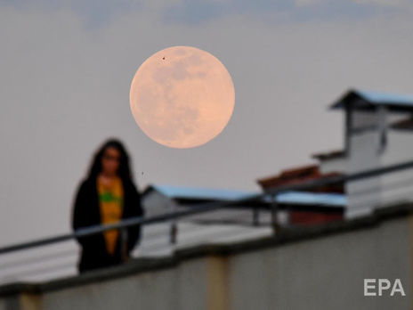 Жители Земли наблюдали Розовую Луну – cамое яркое полнолуние года. Фоторепортаж 