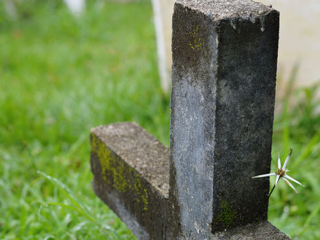 ﻿Цілувати покійного заборонено. У МОЗ України роз'яснили процедуру поховання померлих під час спалаху COVID-19