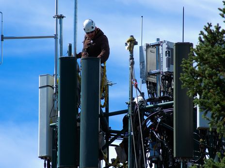 В Британии из-за фейков о коронавирусе начали поджигать вышки 5G