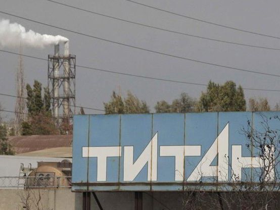 Через COVID-19 в окупованому Армянську заблоковано лікарню і цехи заводу "Кримський титан"