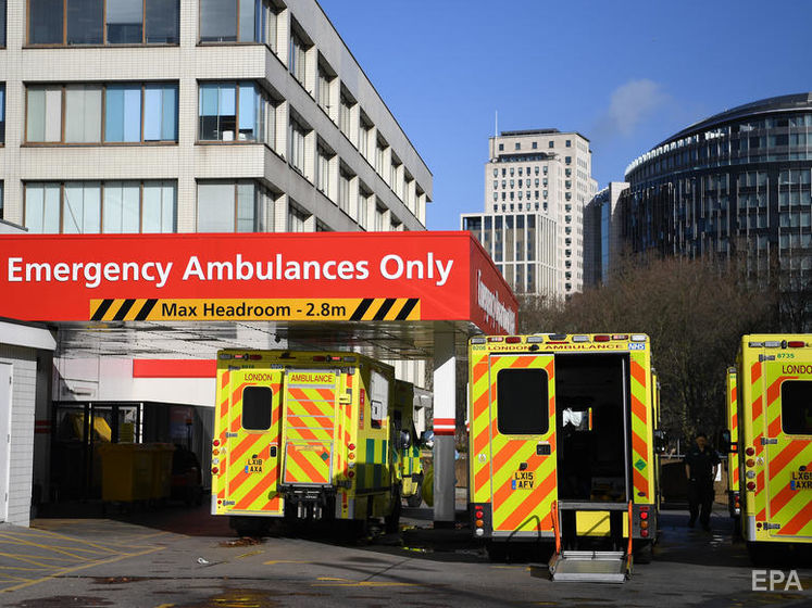 Журналисты сняли один день лондонской больницы, где лечатся пациенты с COVID-19. Видео