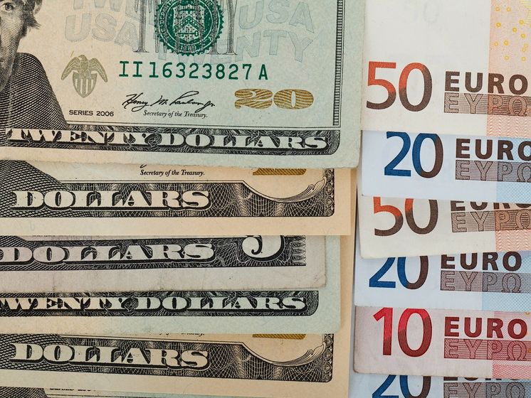 ﻿Гривня ослабла щодо євро і долара