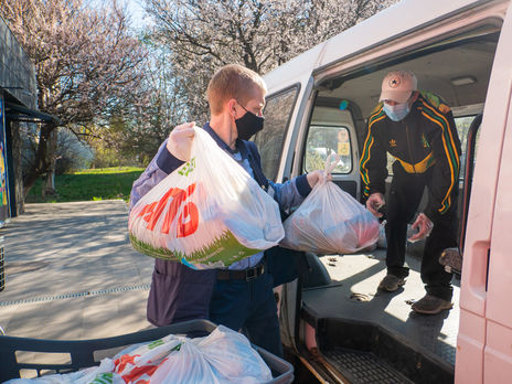 Соцработники уже раздали социально незащищенным и людям пожилого возраста около 219 тысяч проднаборов от сети АТБ