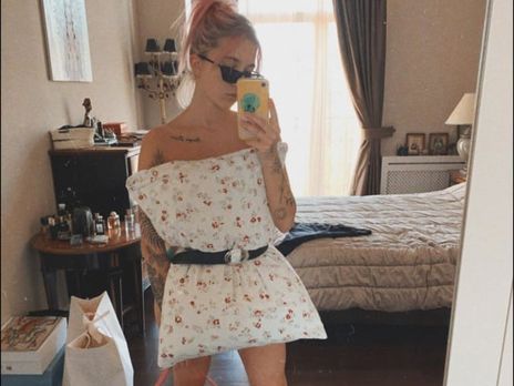 Дочь Горовой примерила подушку вместо платья