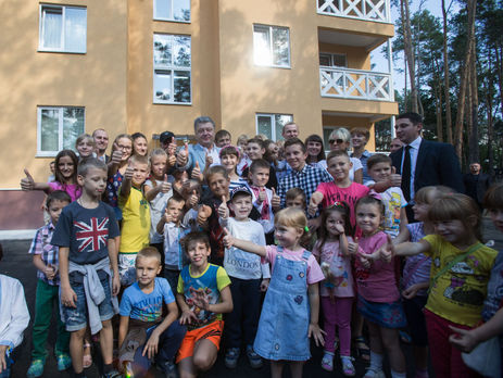 Порошенко ознакомился с завершением строительства жилого дома для военных СБУ, участвовавших в АТО