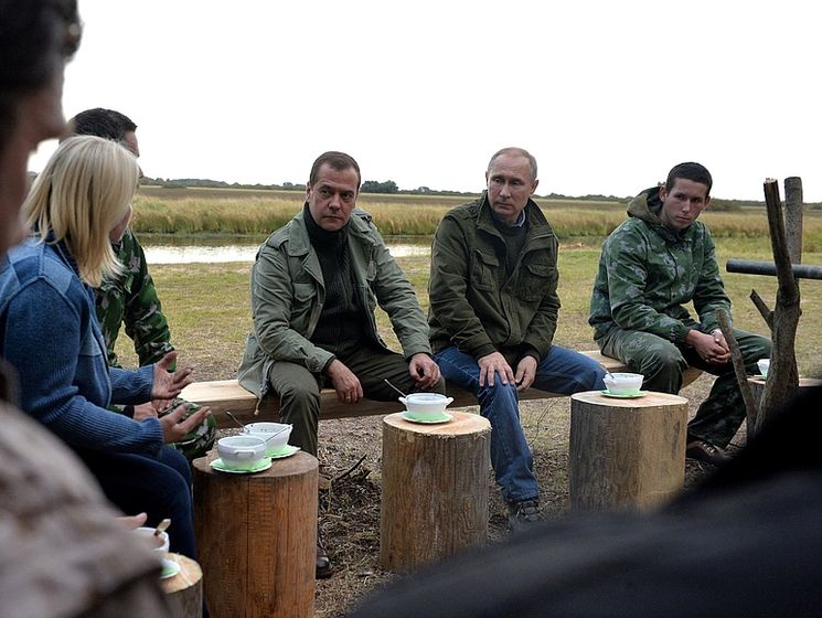 "Ни одного куска рыбы нет". Медведева и Путина угостили ухой в Новгородской области
