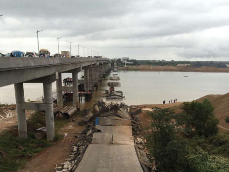 В Китае в ходе демонтажа обрушился мост. Видео