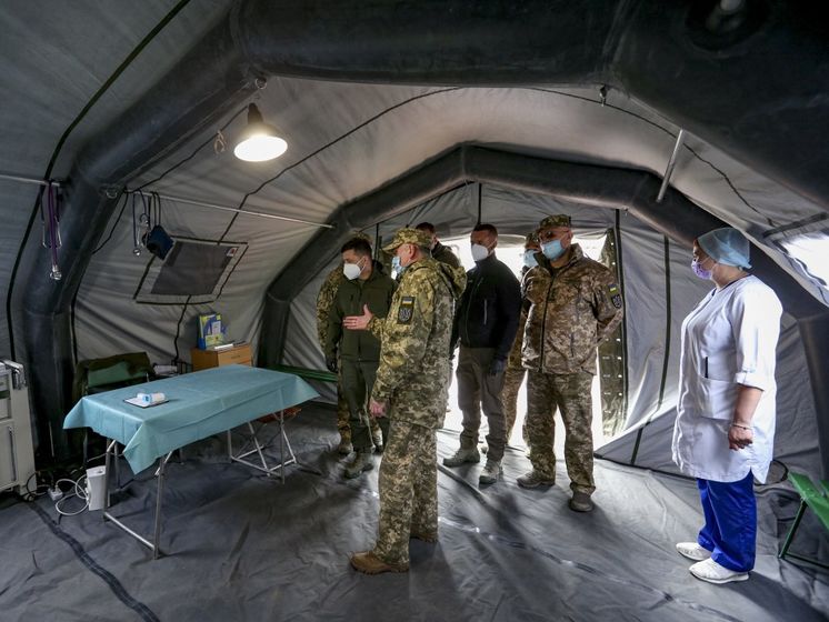 ﻿Зеленському на Донбасі показали мобільний госпіталь для військовослужбовців із COVID-19