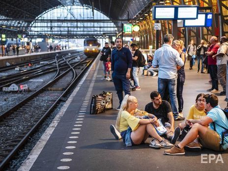 ﻿Військова поліція затримала двох чоловіків в аеропорту Амстердама. Один із них заряджав рушницю в поїзді