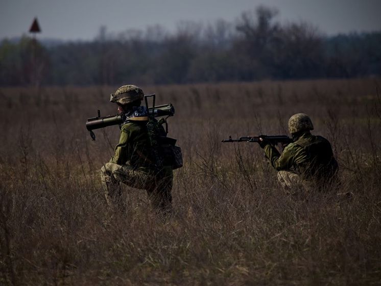 На Донбассе погиб украинский военный, еще один получил боевые травмы