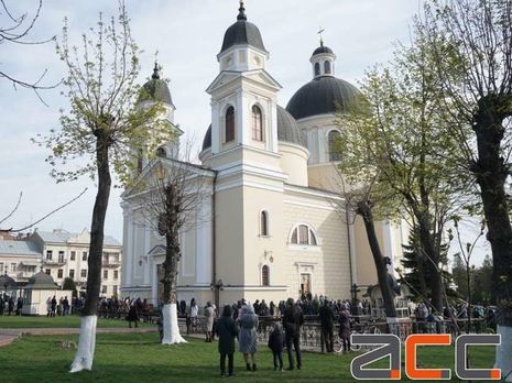 ﻿Українці святять вербу в церквах, незважаючи на карантин. Фоторепортаж