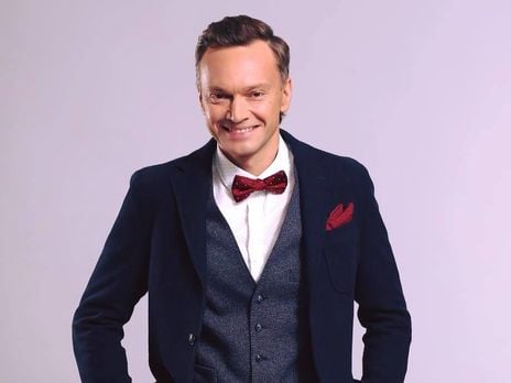 ﻿Ведучий Данилевич показав, як поліція реагує на нього в масці