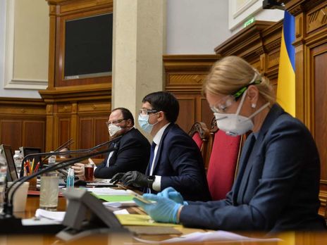 ﻿Рада внесла зміни до держбюджету: в Україні з'явився фонд боротьби з коронавірусом, чиновникам обмежили зарплату на час карантину