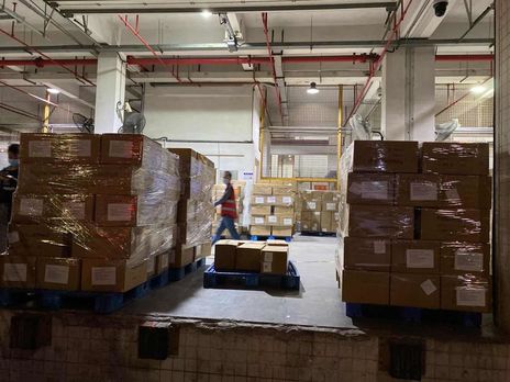 Фонд Новинского привез в Украину 1 млн медицинских масок