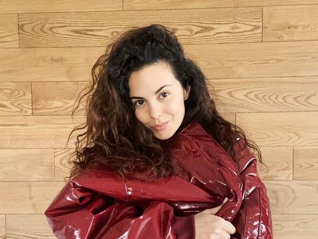 Каменских станцевала в подушках, закрепленных на теле