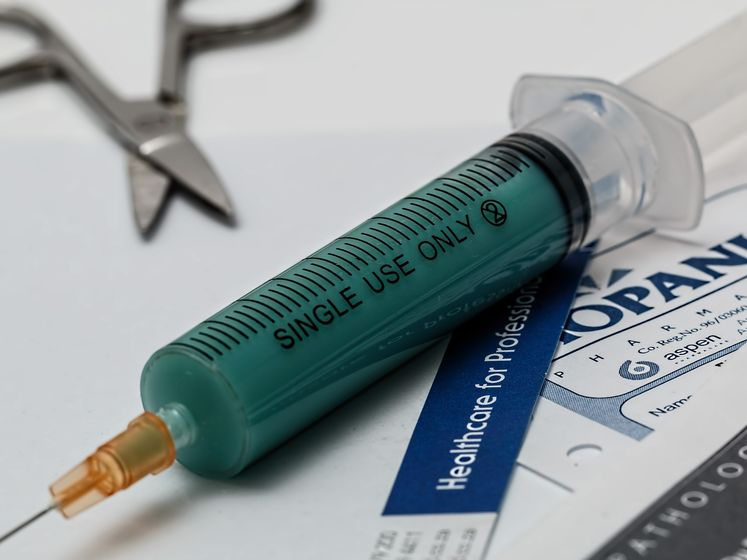 Зеленский пообещал $1 млн за вакцину от коронавируса. Украинский ученый заявил, что ее разработка обойдется в сто раз дороже