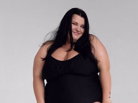 ﻿alyona alyona показала, як розгрібає гній