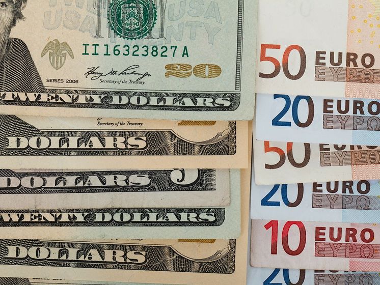 Гривна подешевела относительно доллара и евро