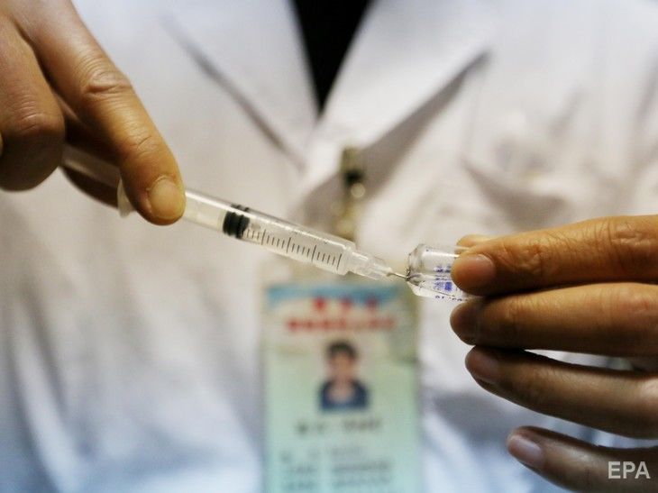 "Повысилась температура, болела рука". Первая в мире испытательница вакцины против COVID-19 рассказала о своих ощущениях