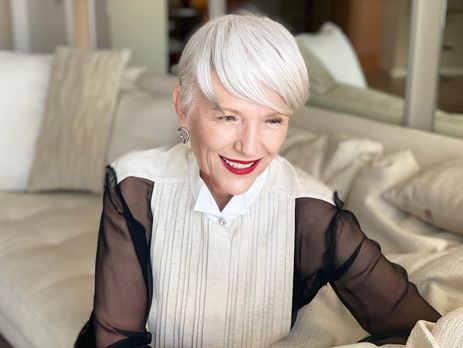 71-летняя мать Маска устроила показ мод дома