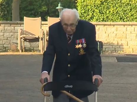 99-летний ветеран из Британии хотел собрать £1 тыс. помощи врачам. Ему прислали £13 млн