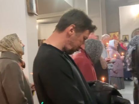 Без масок, перчаток и соблюдения дистанции. В храме УПЦ МП в Киеве прошла служба. Видео