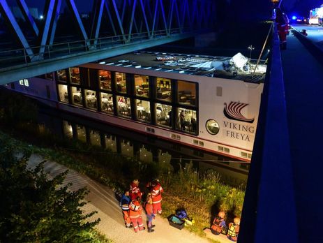 В Германии круизный корабль-отель столкнулся с мостом, есть погибшие