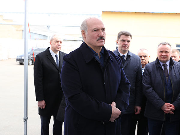 Лукашенко утвердил механизм эвакуации белорусов из-за рубежа. Ранее он заявлял, что не будет посылать чартеры