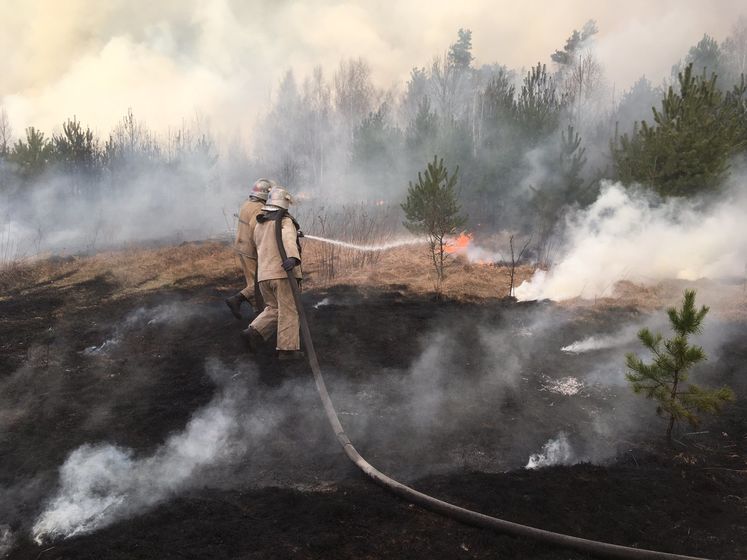 В связи с пожарами в Киевской области полиция разыскивает двух людей на мопедах