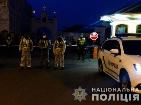 Полиция выставила кордон возле храма УПЦ МП в Киеве, куда собираются привезти Благодатный огонь