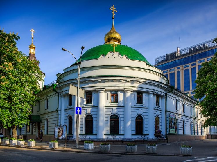 "Без масок, без ничего". Ночью в центре Киева священники УПЦ МП прошли крестным ходом