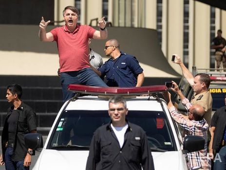 Болсонару пришел на митинг против карантина в Бразилии, во время выступления он был без маски и кашлял