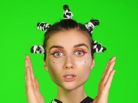 Jerry Heil провела разминку для школьников