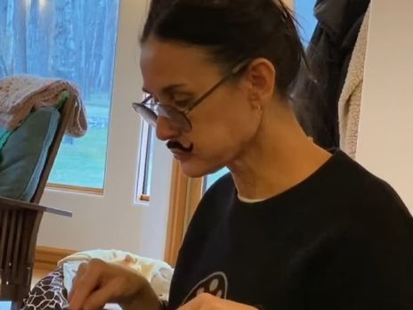 ﻿Демі Мур показала, який вигляд має з вусами