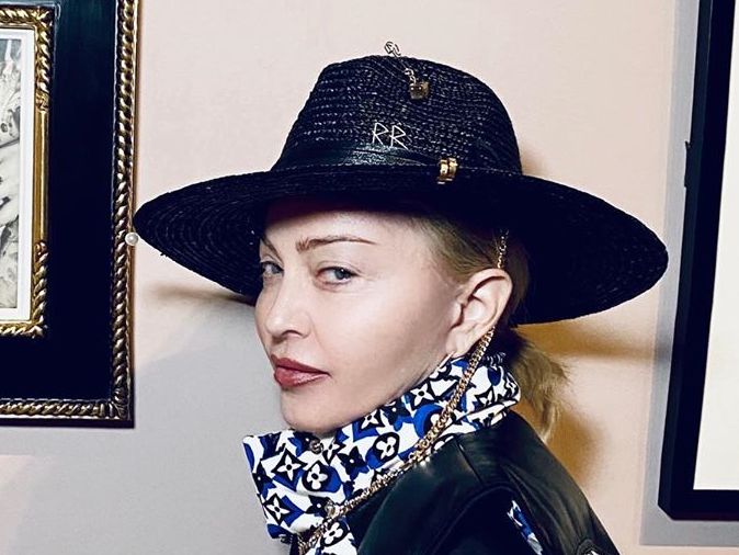 Мадонна дополнила свое архивное фото защитной маской