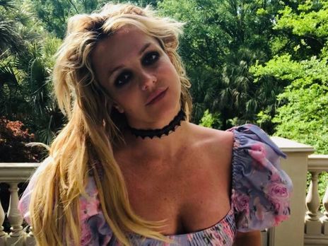 Спирс под одну и ту же музыку показала разные вариации движений