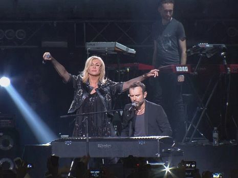 Билык и Вакарчук пели песню "Мовчати" на концерте памяти Кузьменко в мае 2015 года