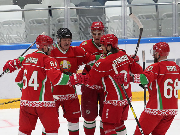 ﻿Коронавірусом заразився білоруський хокеїст. Два тижні тому він брав участь у матчі з Лукашенком