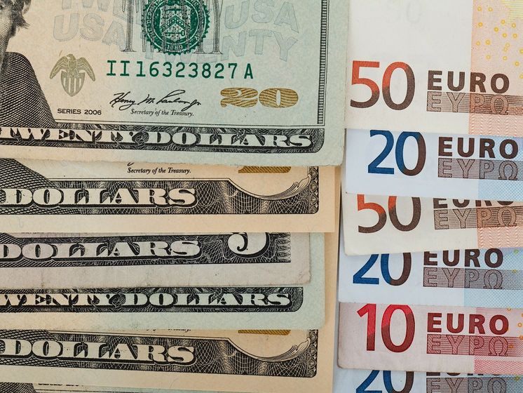 ﻿Гривня зміцнилася щодо євро, курс долара не змінився